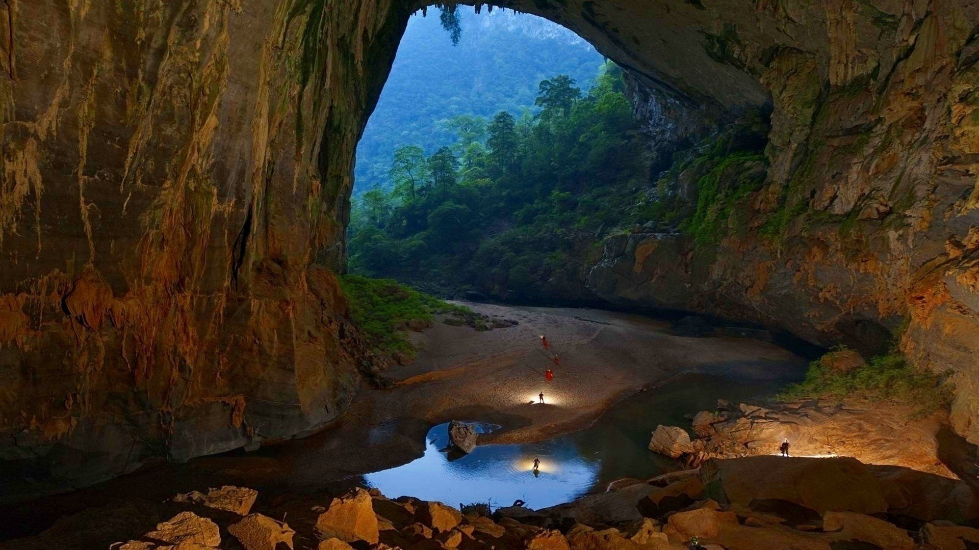 super foto montañas rocas gruta hermoso gente