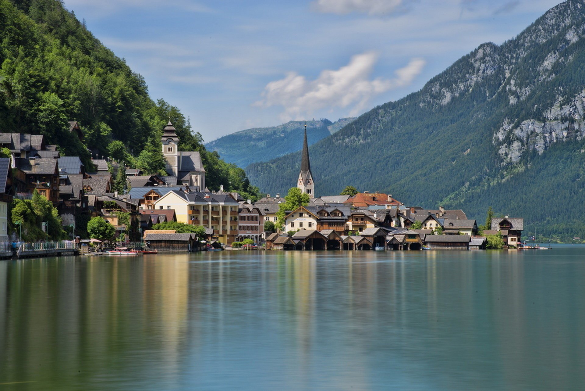 hallstatt hallstatt-see österreich stadt häuser gebäude lichter reflexion oberfläche berge himmel