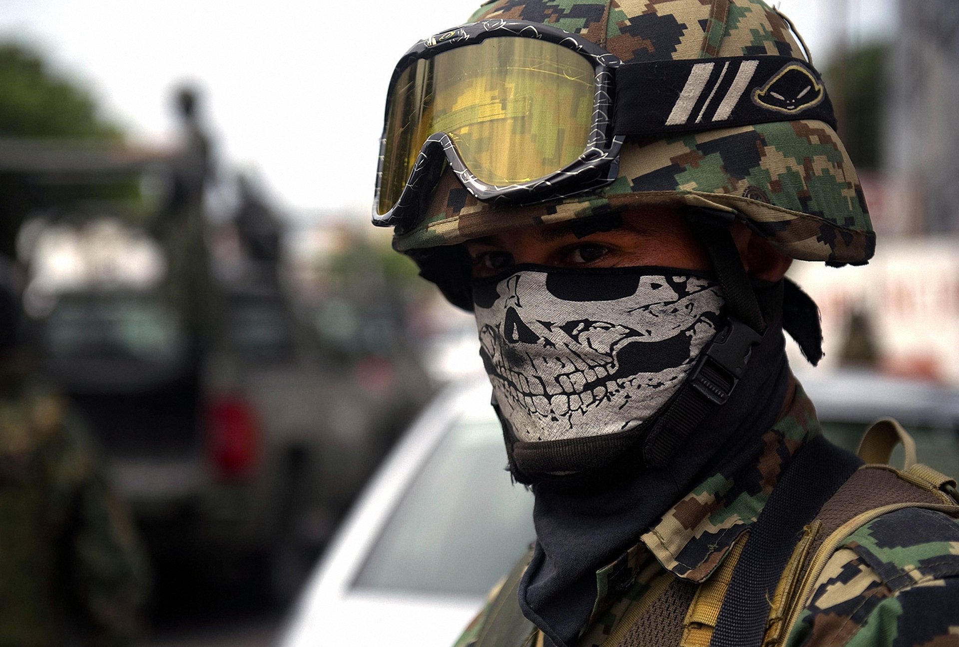 drogadictos méxico guerra bandana cráneo uniforme macro máscara