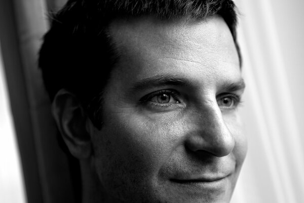 Le visage de Bradley Cooper en noir et blanc