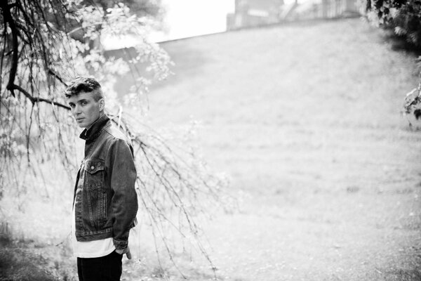 L acteur Willian Murphy à l arbre. Photo noir et blanc