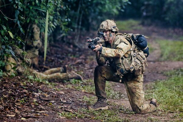 Wald, Straße und Soldat mit Waffen