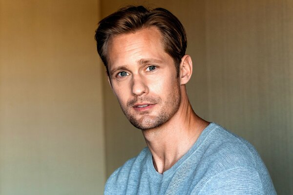 Alexander Skarsgard im blauen Pullover