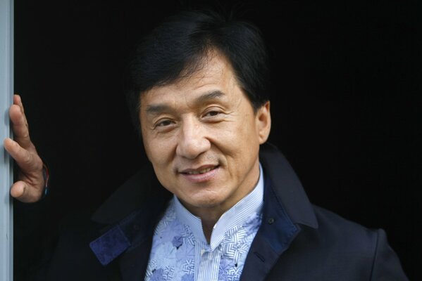 Słynny Jackie Chan w niebieskiej koszuli