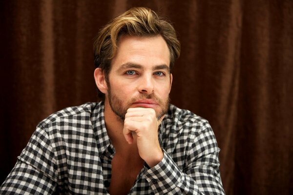 Chris Pine in una camicia a quadri