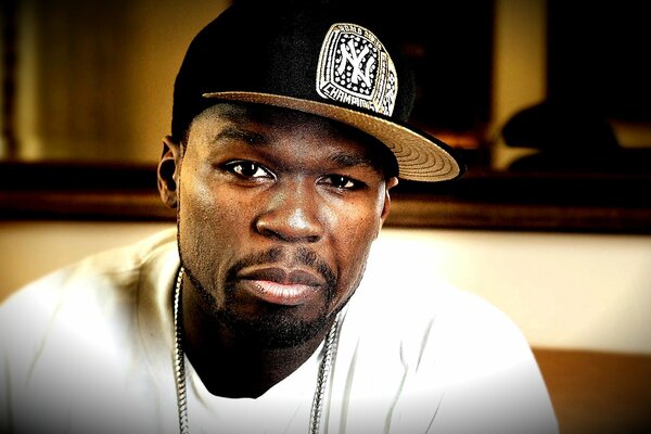 Рэпер 50 cent позирует на камеру