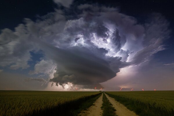 Die Natur hat sich zerstreut und uns mit einem Gewitter beschert