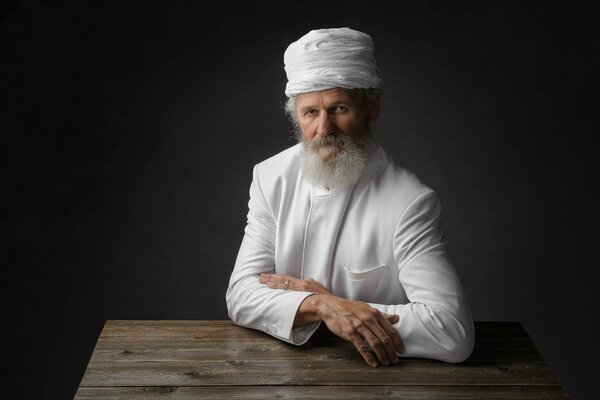 Grand-père à barbe grise en robe blanche