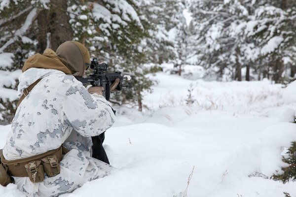 US-Marinesoldat mit Waffen