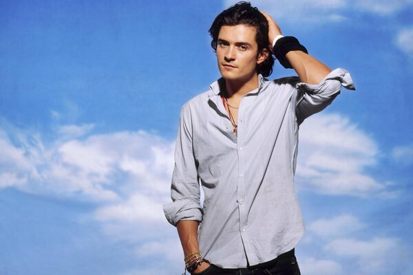 Sull immagine luminosa del cielo foto di Orlando Bloom