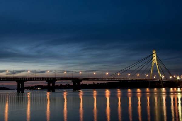 Nächtliche Moskauer Brücke über den Dnjepr