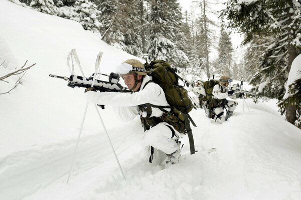 Armée. Hiver. Soldat avec des armes