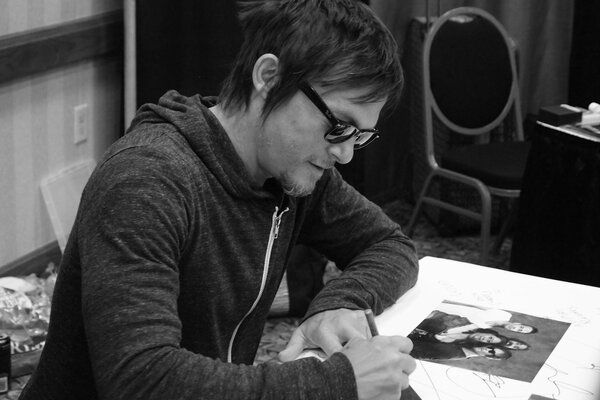 Norman Reedus . Hombre firma foto