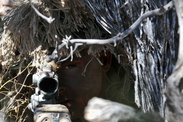 Soldat hält Waffen in der Armee