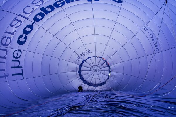 Der Stoff des Ballons hat sich noch nicht gelöst