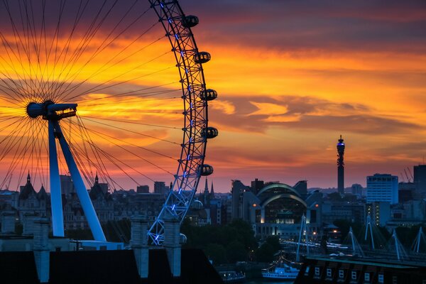 Puesta de sol en Londres. Noria de la ciudad