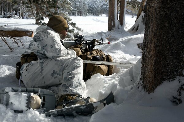 Un soldat des marines des États-Unis vise la neige