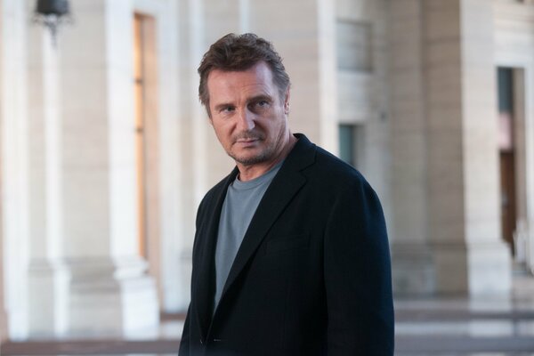 Liam neeson steht mitten in einer ulta