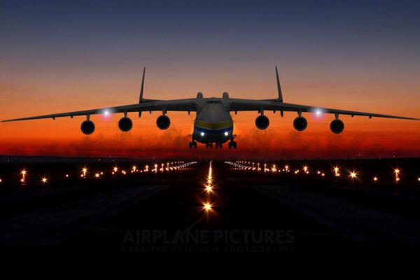 Flugzeug an 225 auf der Landebahn, bei Sonnenuntergang