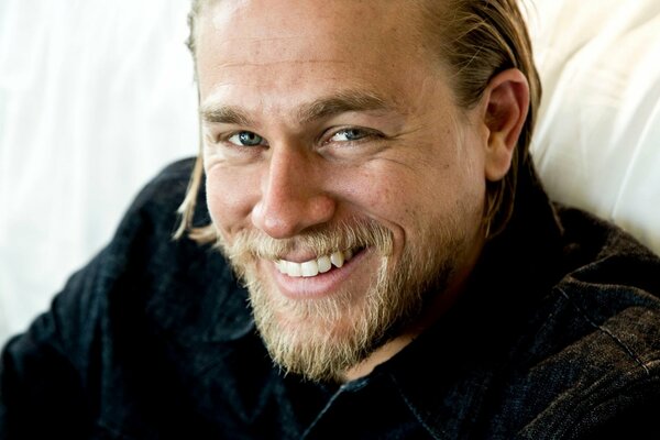 L affascinante Charlie Hunnam e il suo sorriso splendente