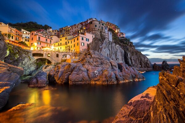 Una ciudad en un acantilado en Italia, la luz del cielo