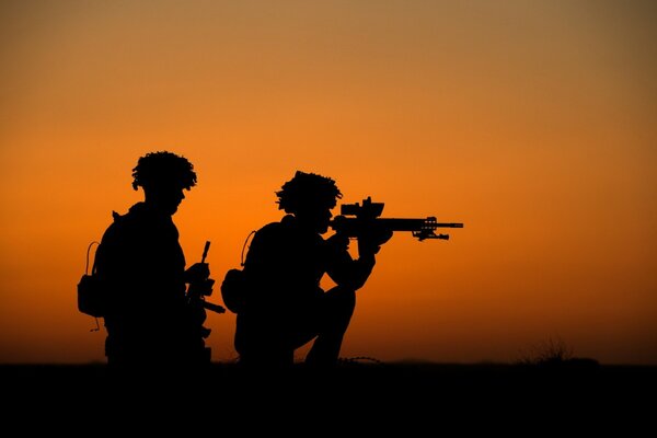 Schatten von zwei Soldaten mit Waffen