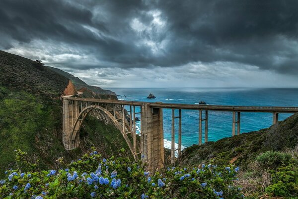 Bellissimo paesaggio con ponte sul mare e nuvole