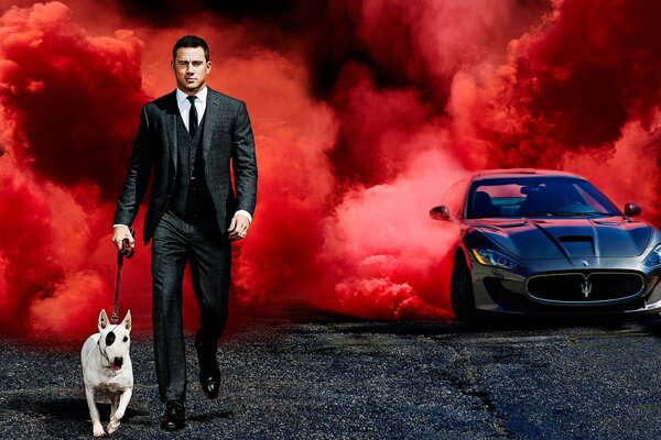 Attore Channing Tatum su uno sfondo di sbuffi di fumo scarlatto