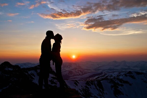 Kuss eines Liebespaares bei Sonnenuntergang