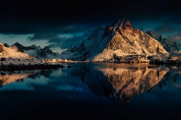 Islas con reflejo en el mar de Noruega