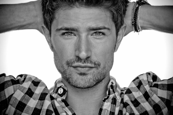 Matt Dallas in una camicia a quadri