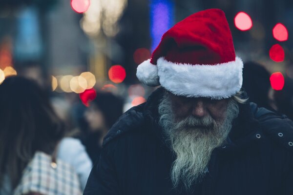 Ein bärtiger Mann in einer Weihnachtsmann-Mütze