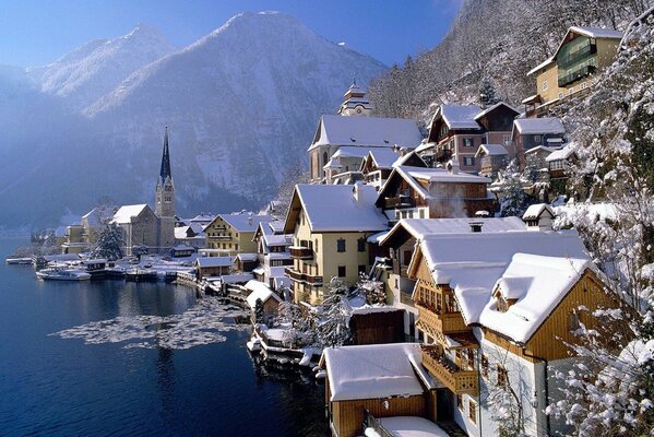 Una città in Austria in montagna si riflette nella superficie del Lago