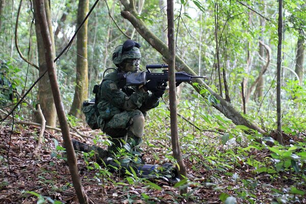 Singapur Armee. Soldat mit Waffen