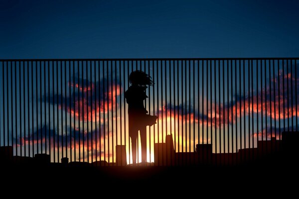 Fille dans la ville sur fond de coucher de soleil