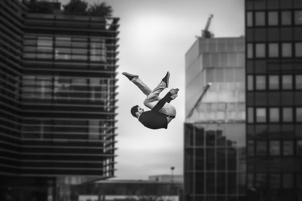 Von einem Wolkenkratzer springen und nach unten fliegen