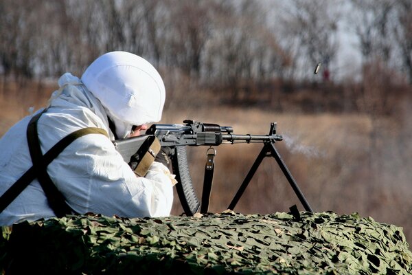 Soldat in Uniform bei Schießübungen