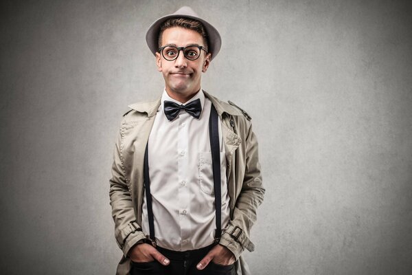 Un homme avec un chapeau et des lunettes