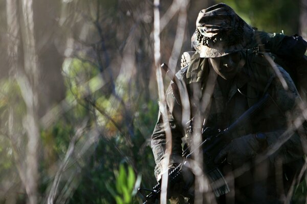 Soldat avec des armes dans l ombre