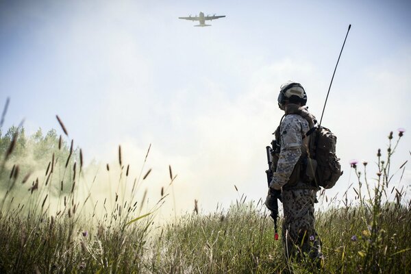 Soldado solitario en el campo