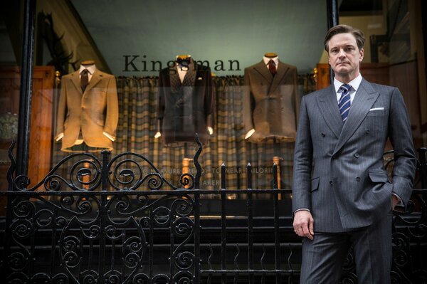 Colin Firth mit Kostümen aus dem Film Kingsman