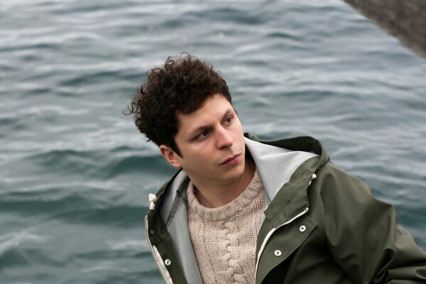 El actor Michael Cera en el fondo del agua