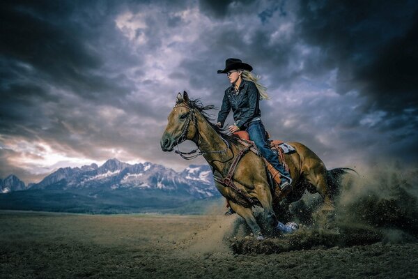 Fille cavalier galopant dans les montagnes