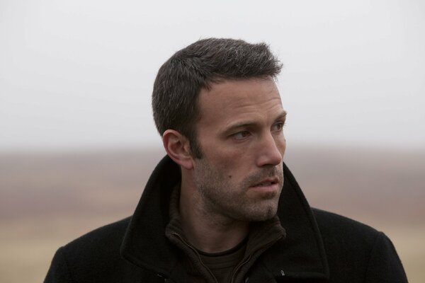 Ben Affleck en manteau noir