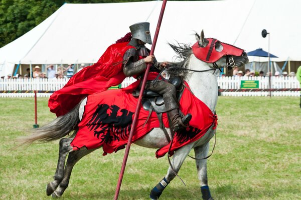 Ritter in Rüstung beim Turnier