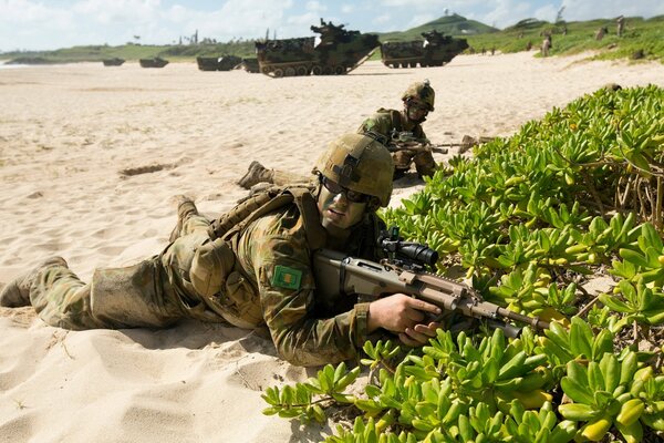 Soldat de l armée australienne avec des armes à la main, en mission