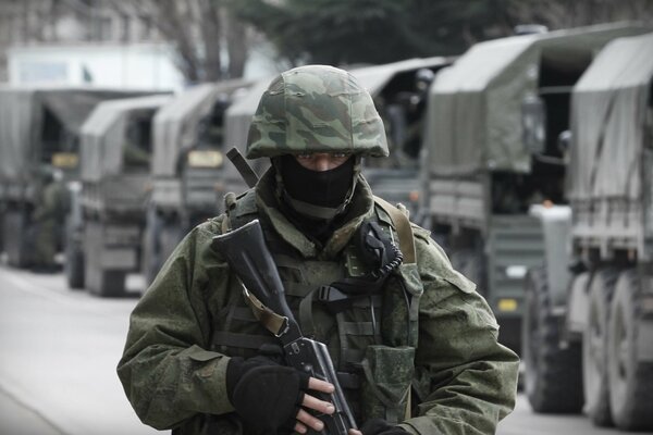 Militare in un casco passamontagna con una mitragliatrice