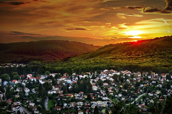 Beau paysage, ville dans les montagnes