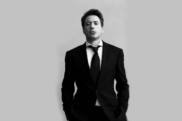 Ein berühmter Schauspieler im strengen Anzug, Robert John Downey Jr.