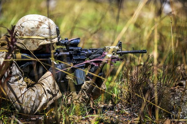 Soldat avec des armes dans la nature